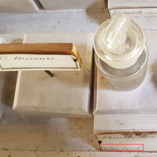 Steklenička živega srebra s poreklom.