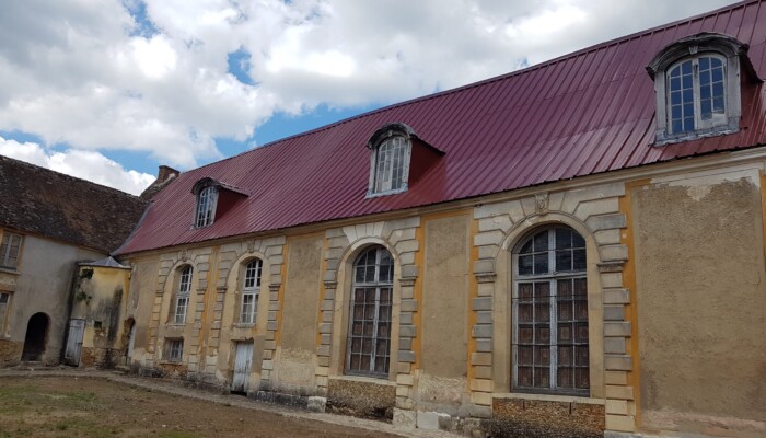 Stranski paviljon gradu Dampierre imenovan Astrée z začasno streho.