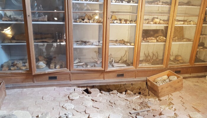 V kabinetu so vidna tla, ki se sesedajo.