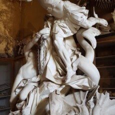 Kip Perzeja, ki rešuje Andromedo, ki je priklenjena na skalo, ko so jo žrtvovali pošasti.