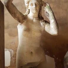 Kip Venere, ki je nekoč stal v parku, kjer je danes kip pilota, sina de Luynesa.