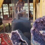 Belorepi orel in ametist.