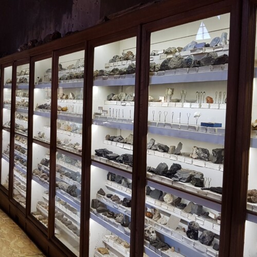 V vitrini karbidov je nekdo pobral diamante. Premog in grafit, sta še vedno na svojem mestu.