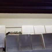 Določene spojine reagirajo s svetlobo zato so pospravljene v škatlicah.