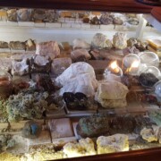 Skozi desetletja so nekateri kamni reagirali z zrakom.