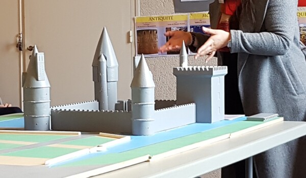 S sivo je ponazorjen srednjevški grad Maintenon. Kvadratnemu stolpu so sledili okrogli, ki so jih povezali z obzidjem.