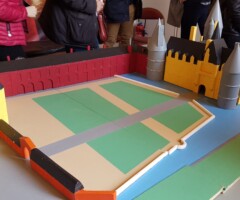 Z oranžnim obzidjem so v 19. stoletju zagradili dostop do gradu.