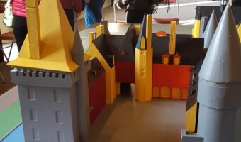 Rdeče: nadzidek nad glavnim vhodom na dvorišče in bivalni del ob kvadratnem stolpu.