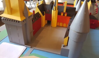 Rdeče: dodano v 17. stoletju. Nadzidek nad prehodom na dvorišče povezuje renesančni del z modernejšim prizidku na vzhodni strani.