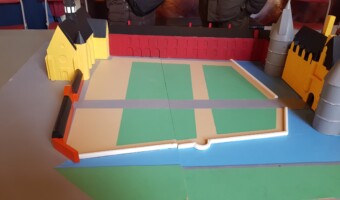 Rdeča galerija povezuje grad s cerkvijo. Kralj je bil redni obiskovalec in za jutranjo mašo ni smel ven.