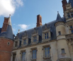 Okrasna okna in fasada 19. stoletja so imitacija starih stilov.