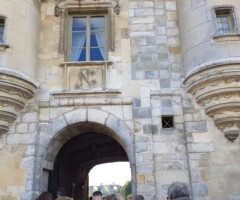 Simbolika na fasadi spominja na predhodne lastnike. Pred vhodom je bil včasih dvižni most. Vhod za kočije je ostal, vhod za pešče desno so zazidali.