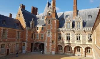 Prehod nad glavnim vhodom je bil tudi dozidan v 17. stoletju.