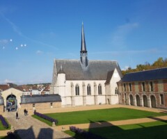 Levo na sliki je obzidje dodano v 19.stoletju.