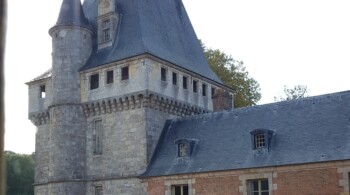 Grad Maintenon in kvadratni srednjeveški stolp, z visoko renesančno steno. Višja je, bolj prestižna.