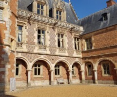 Dodatek iz 19. stoletja je nova severna fasada z okrasnimi okni in spodaj oboki, da se je poenotil stil z vzhodnim krilom, kjer so obokani hodnik zazidali (desno).