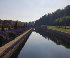 Park in grad sta na otočku sredi reke Eure.