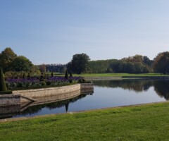 Park in pogled na golf igrišče v ozadju.