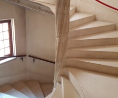 Glavno stopnišče naslonjeno na severno fasado.