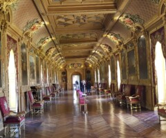 Na stenah galerije so slike prednikov de Noailles. Po francoski revoluciji je dolg rodovnik veljal kot statusni simbol.