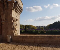 Ostanki srednjeveškege povezovalnega zidu med stolpoma. V ozadju akvedukt.