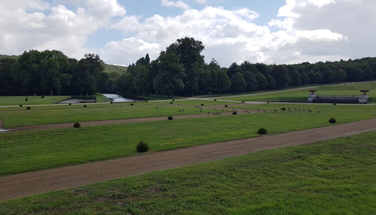 Park gradu Dampierre. Mnogi vodometi so zasuti. Prejšnji lastniki niso veliko vlagali vanj. Imeli so enega vrtnarja za več kot 400 ha. Prebivalci mesta niso bili veseli, ko je novi lastnik preklical prost vstop v park za občane.