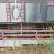 Izpraznjeni obrambni jarek okoli gradu.Spodaj so vidni temelji.