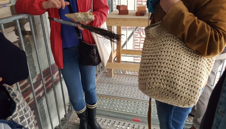 Prenova fasade. S tako metlico kot so jo uporabljali pred 160 leti tudi danes poustvarjajo teksturo ometa.