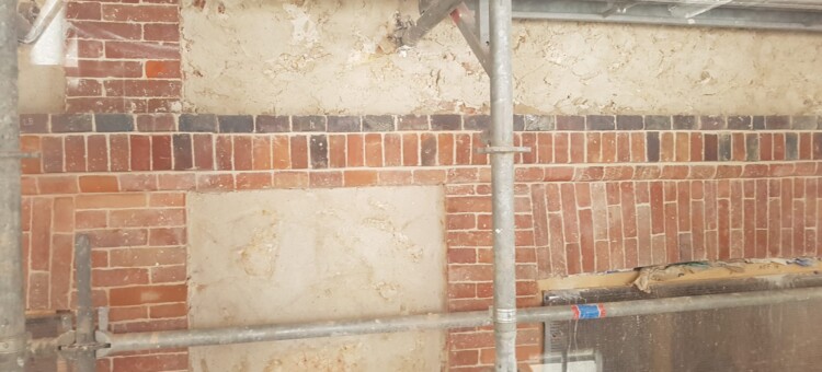 Prenova pred 160 je s svetlejšimi opekami posvetlila fasado. Veliko opek v podobnih tonih so zamenjali z novimi, narejenimi po enaki metodi kot takrat.