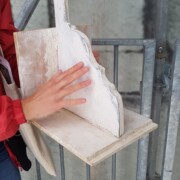 Šablona, s katero so obnovili obrabljene oboke na stolpih.