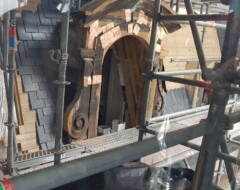 Izolacija strehe je moderni material. Na hrastove tramove so postavili smrekove letvice, na katere pribijejo strešnike.