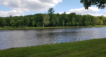 Ribnik ob gradu Dampierre.