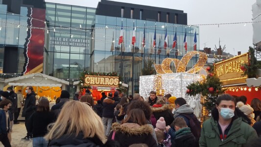 Božični sejem v Chartresu pred mestno hišo.