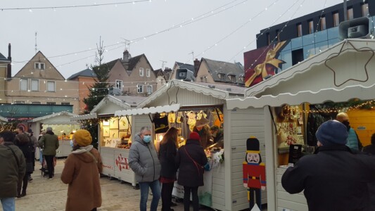 Stojnice na božičnem sejmu v Chartresu.