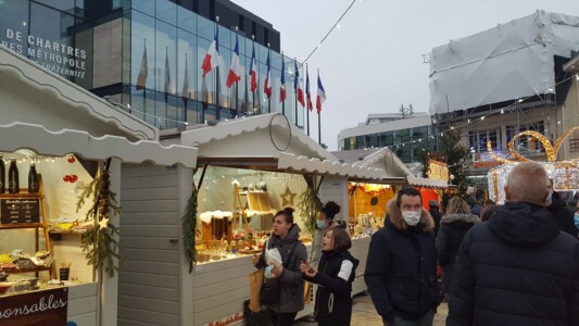 Stojnice na božičnem sejmu v Chartresu.