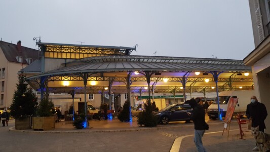 Pospravljanje stojnic na mestni tržnici v Chartresu.