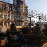 Okrasitev pred mestno hišo. Z več stojnicami in klopcami kot lani.