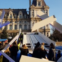 Okrasitev pred mestno hišo. Sankalna steza za najmlajše.