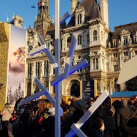 Okrasitev pred mestno hišo. Plezalna stena za najmlajše.