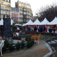 Božični sejem pred (ob) Notre Dame katedrali.