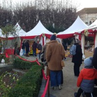 Božični sejem pred (ob) Notre Dame katedrali.