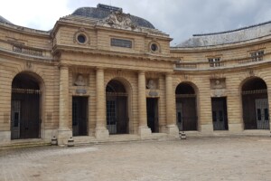 Dvorišče pred vhodom - cour d'honneur danes.