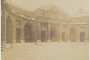 Dvorišče pred vhodom - cour d'honneur fotografija 1906.