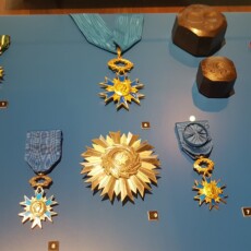 Medalje za različne zasluge so postale priljubljene v 19. stoletju, ko je Napoleon l.1804 ustanovil nekatere še danes najprestižnejše rede.