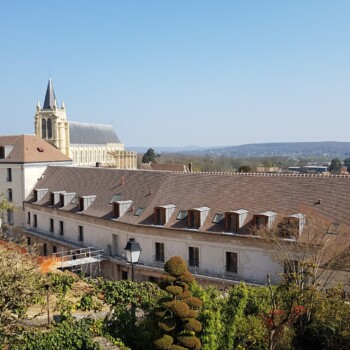 V ozadju župnjiska cerkev sv. Petra