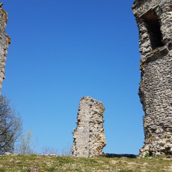 Stolp Anne de Bretagne v ruševinah.