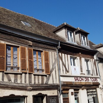 Sprehod skozi glavno ulico Monforta.