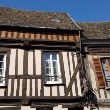 Sprehod skozi glavno ulico Monforta.