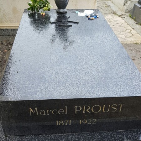 Proustov grob na pokopališču Pere Lachaise.