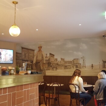 Kavarna Girotti, v notranjosti se ponavljajo filmi s Terrrence Hillom.